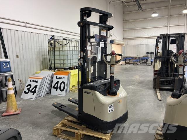 Crown ES 4000 自走式堆積機