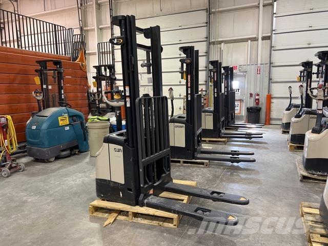 Crown ES 4000 自走式堆積機