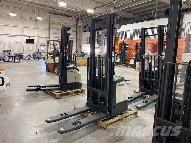 Crown ES 4000 自走式堆積機