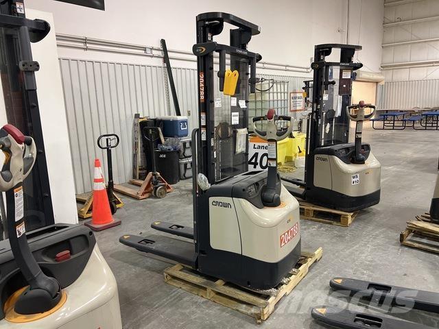 Crown ES 4000 自走式堆積機