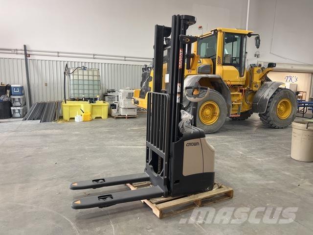 Crown ES 4000 自走式堆積機