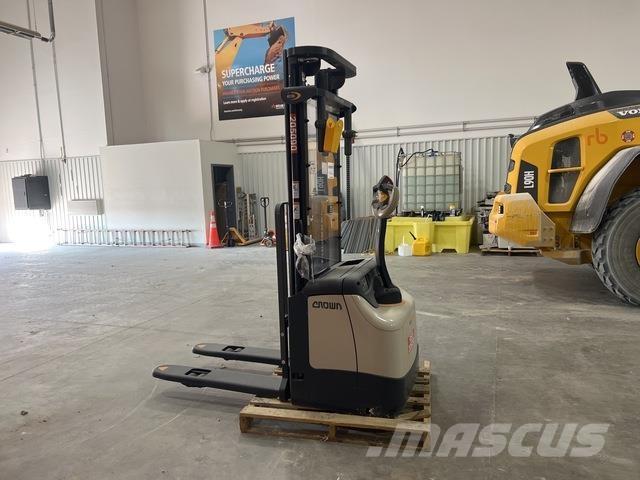 Crown ES 4000 自走式堆積機