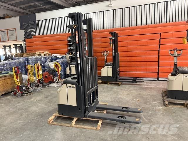 Crown ES 4000 自走式堆積機