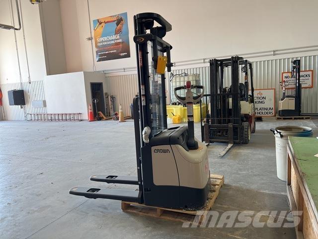 Crown ES 4000 自走式堆積機