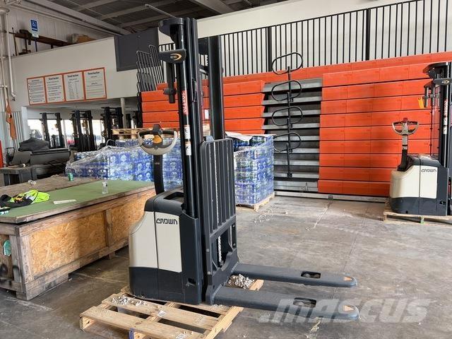 Crown ES 4000 自走式堆積機