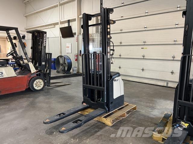 Crown ES 4000 自走式堆積機