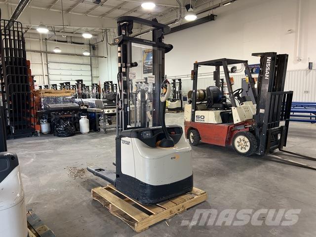 Crown ES 4000 自走式堆積機