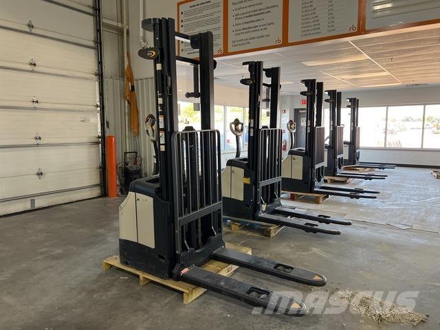 Crown ES 4000 自走式堆積機