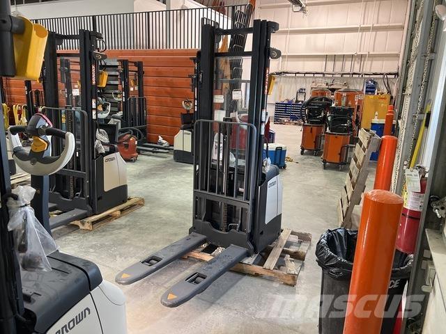 Crown ES 4000 自走式堆積機