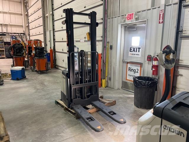 Crown ES 4000 自走式堆積機