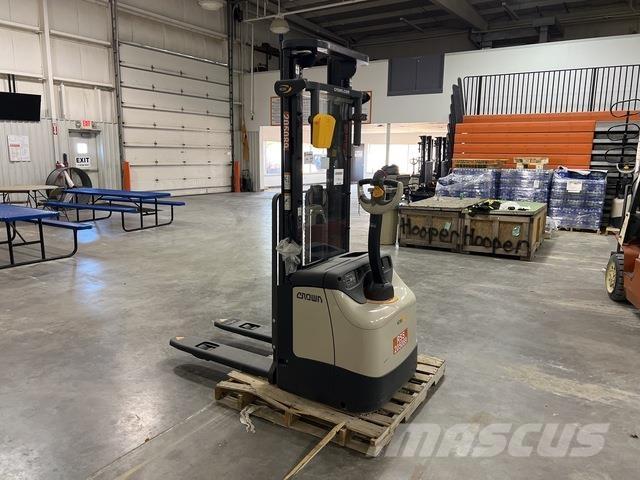 Crown ES 4000 自走式堆積機