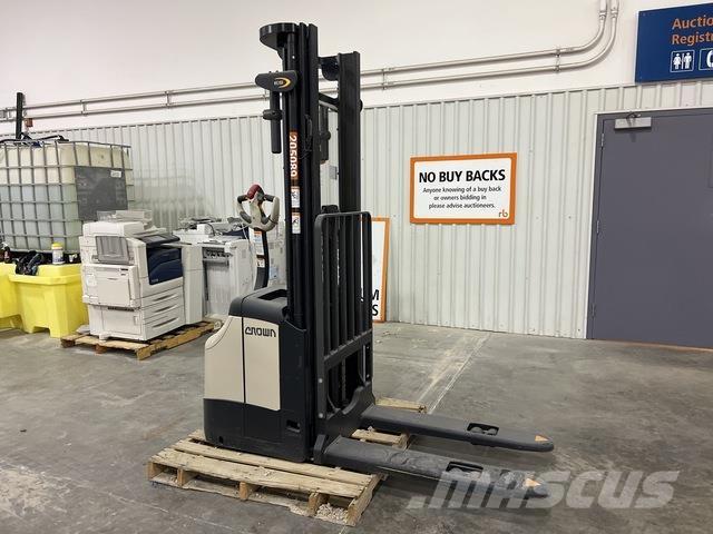 Crown ES 4000 自走式堆積機