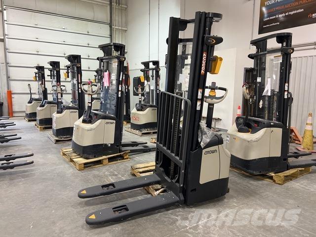 Crown ES 4000 自走式堆積機