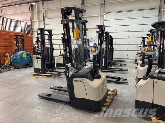 Crown ES 4000 自走式堆積機