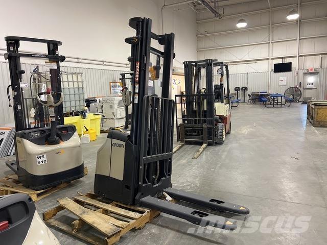 Crown ES 4000 自走式堆積機