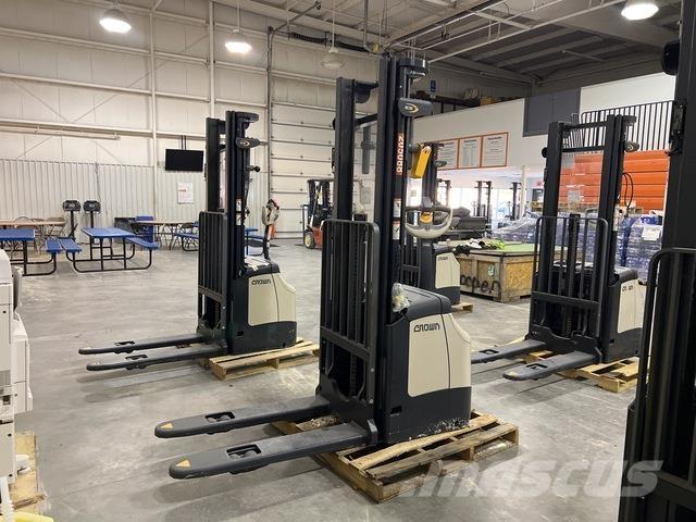 Crown ES 4000 自走式堆積機