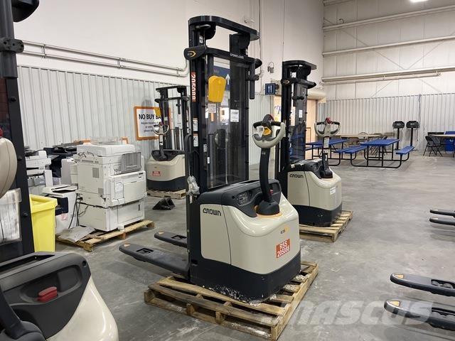 Crown ES 4000 自走式堆積機