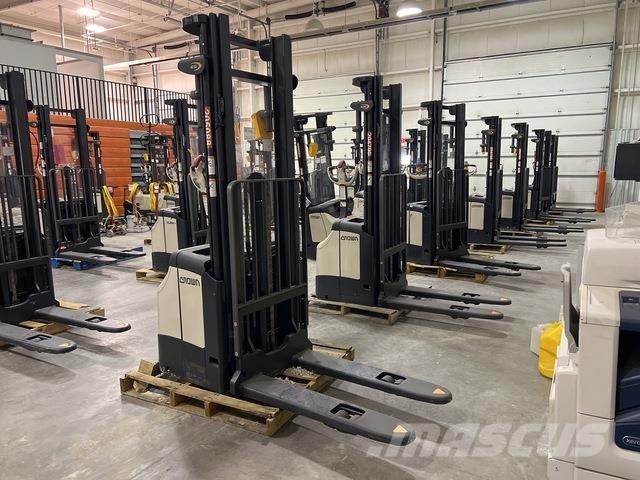 Crown ES 4000 自走式堆積機