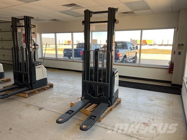 Crown ES 4000 自走式堆積機