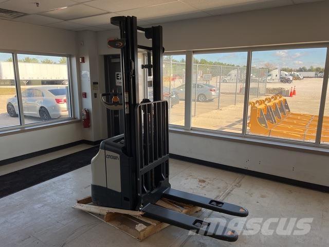 Crown ES 4000 自走式堆積機