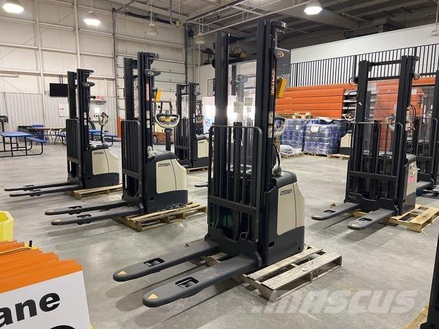 Crown ES 4000 自走式堆積機