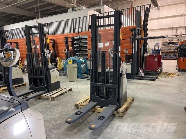 Crown ES 4000 自走式堆積機