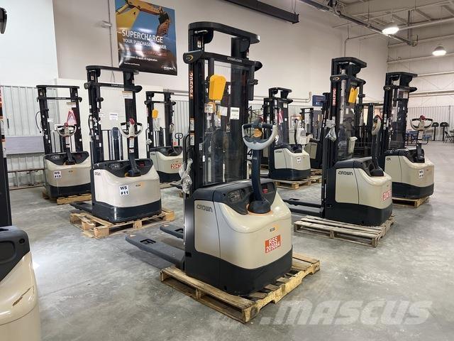 Crown ES 4000 自走式堆積機