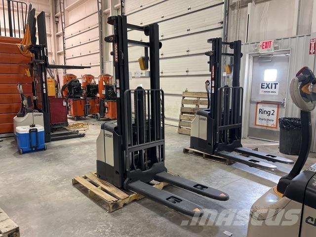 Crown ES 4000 自走式堆積機