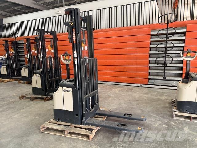 Crown ES 4000 自走式堆積機