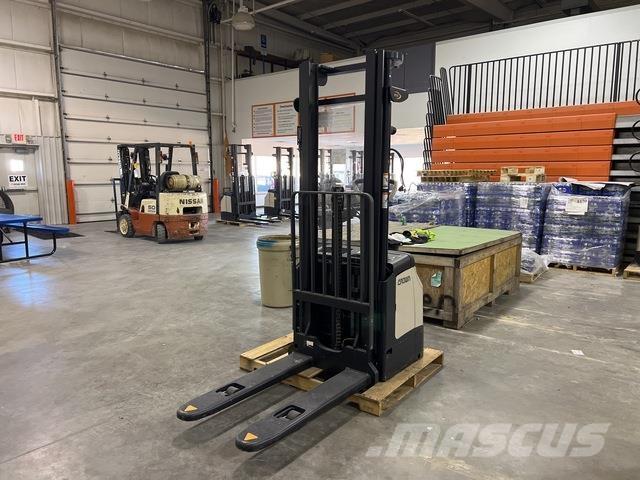 Crown ES 4000 自走式堆積機