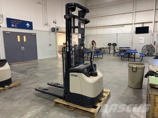 Crown ES 4000 自走式堆積機