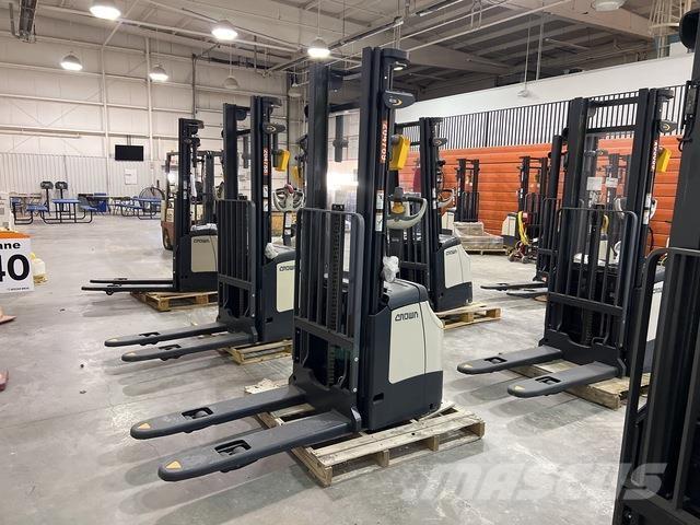 Crown ES 4000 自走式堆積機