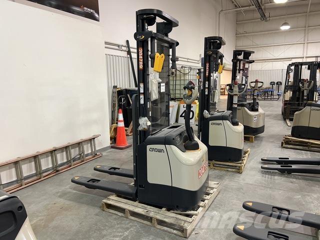 Crown ES 4000 自走式堆積機