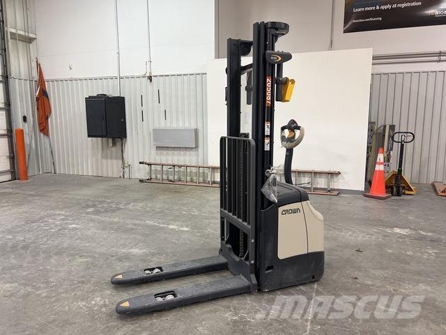 Crown ES 4000 自走式堆積機