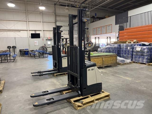 Crown ES 4000 自走式堆積機