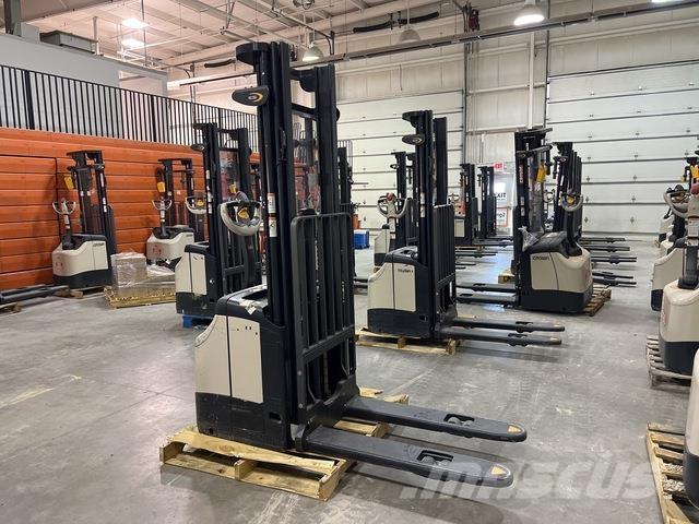 Crown ES 4000 自走式堆積機