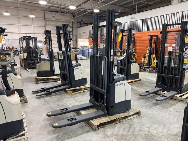 Crown ES 4000 自走式堆積機