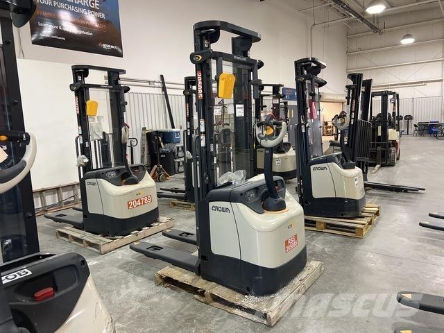 Crown ES 4000 自走式堆積機