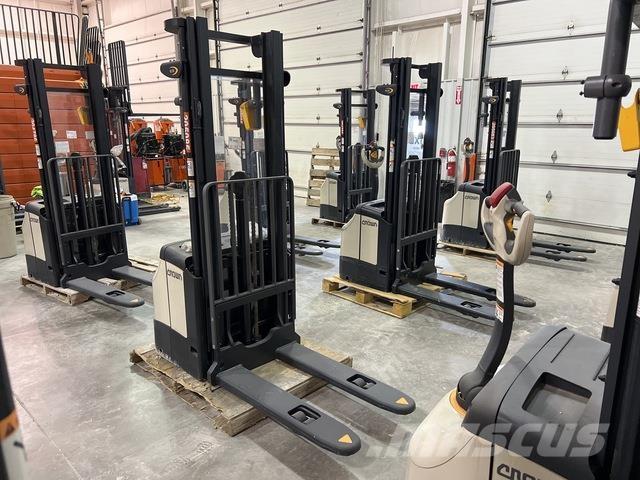 Crown ES 4000 自走式堆積機