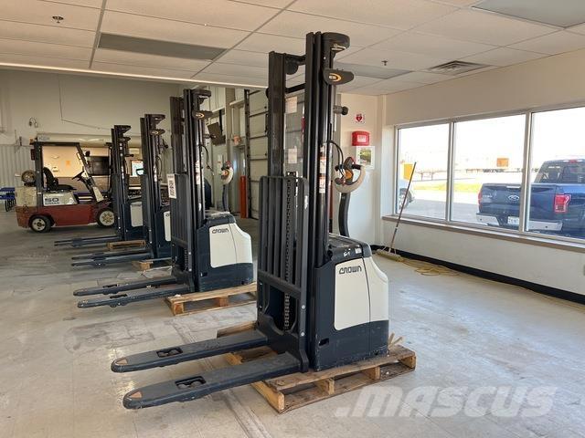 Crown ES 4000 自走式堆積機