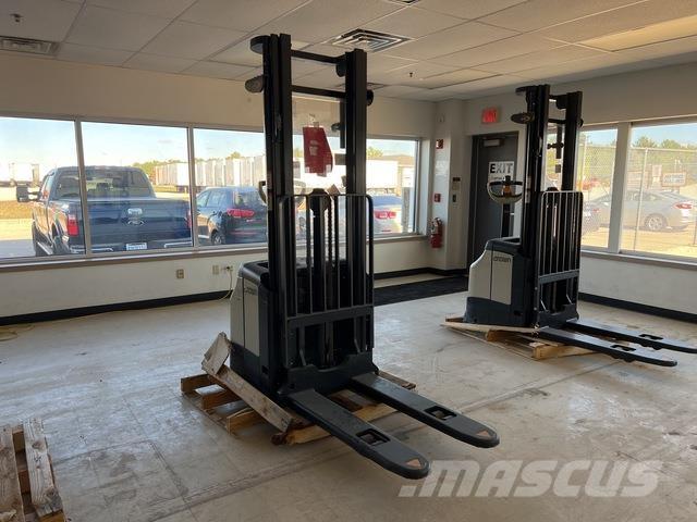 Crown ES 4000 自走式堆積機