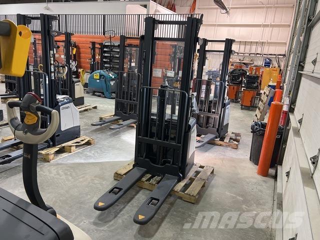 Crown ES 4000 自走式堆積機