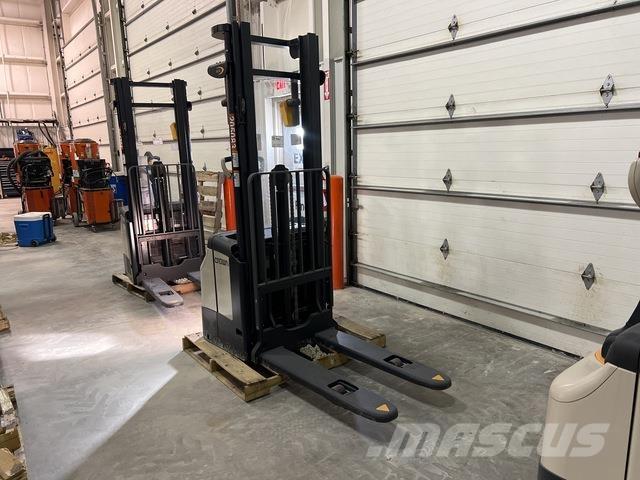 Crown ES 4000 自走式堆積機