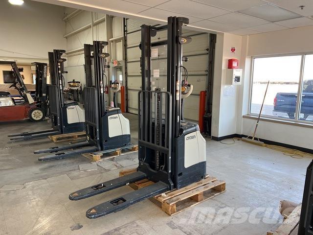 Crown ES 4000 自走式堆積機