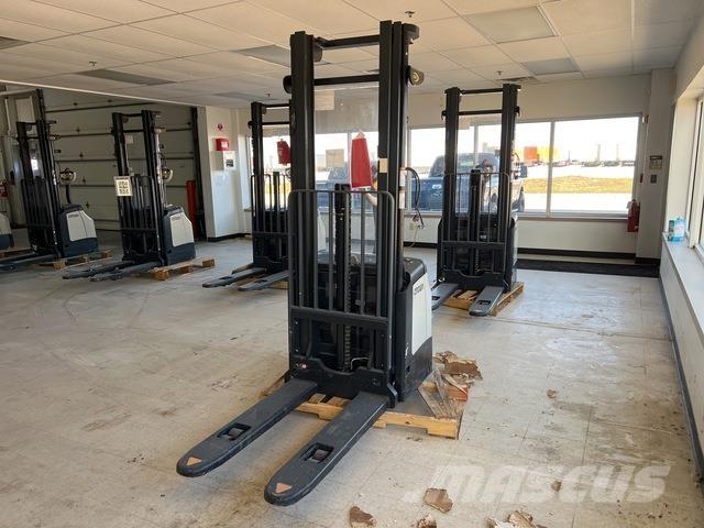 Crown ES 4000 自走式堆積機