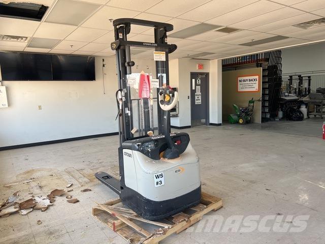 Crown ES 4000 自走式堆積機