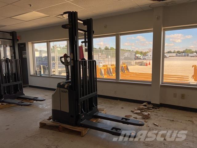 Crown ES 4000 自走式堆積機