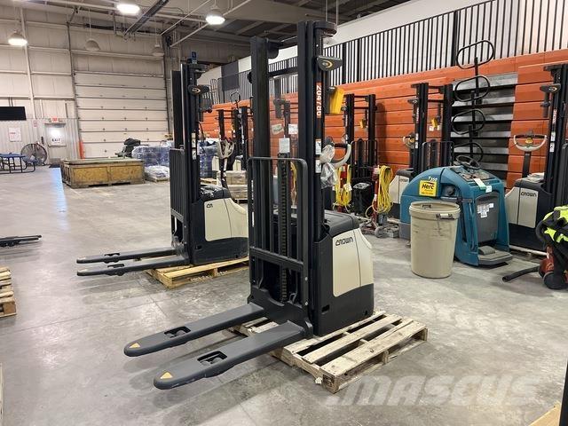 Crown ES 4000 自走式堆積機