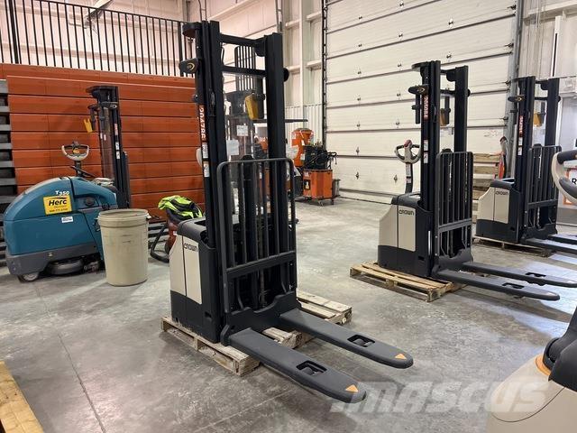 Crown ES 4000 自走式堆積機