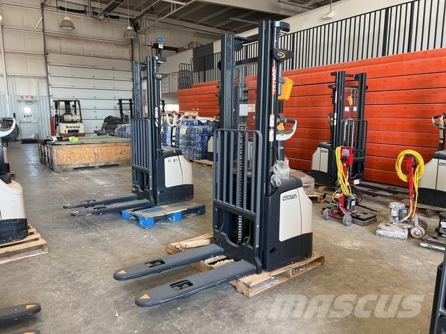 Crown ES 4000 自走式堆積機